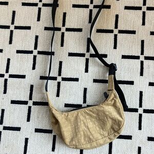 Baggu mini crescent in camel.